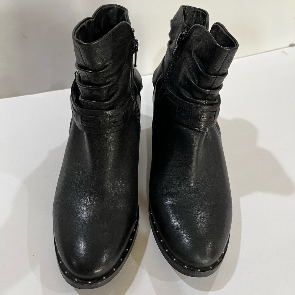 Earth, black, leather booties, heel size 2.0. 7.5